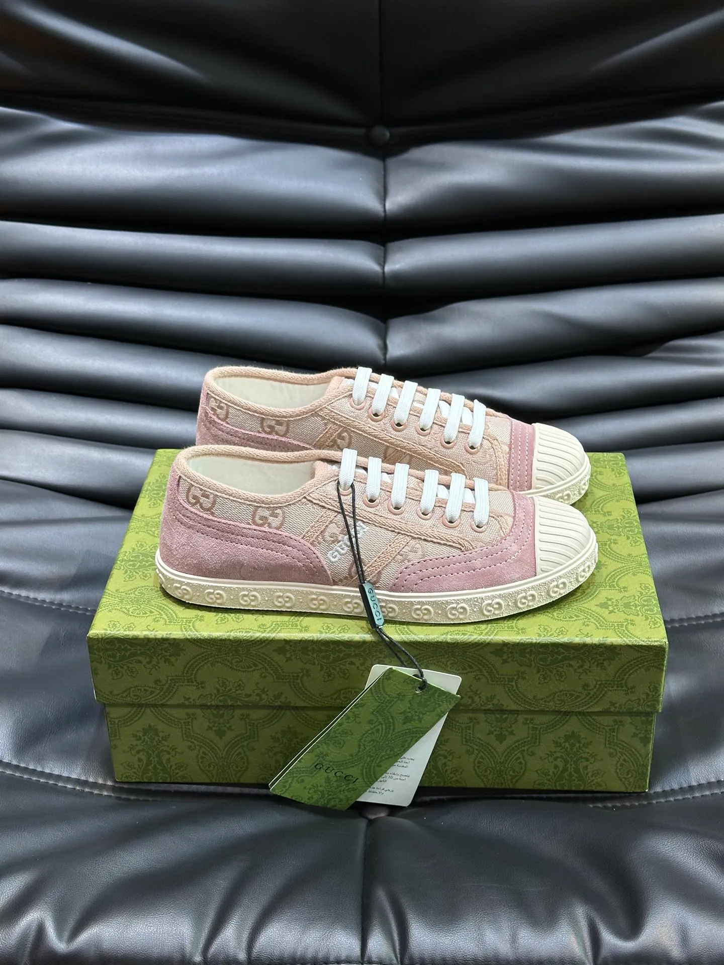 Men's shoes 💰p380 "GUCC*" Couple style 👫 lace-up canvas sneakers, crafted from light blue GG denim fabric, showing uniqueness. Classic details such as the GG printed embossed outsole, interlocking G and "Gucci" embroidery add to the glamorous style. Privately-made T men's shoes 💰pU original outsole, with exquisite details, impeccable fit, and a flat toe that has a retro feel! Customized canvas, classic double G logo, and the spring and summer color combinations are also very interesting! Size: Female 35-39. Male 38-44